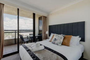 2-Bed with Gym, Tennis Court & Stunning Lake Views